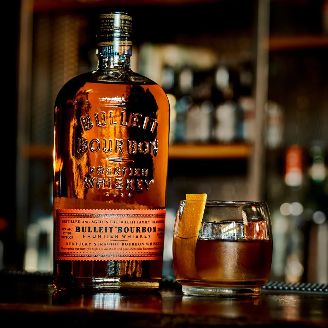 Bulleit 10 éves Bourbon Whiskey ajándék fém díszdobozban  45,6% 0,7 LITER