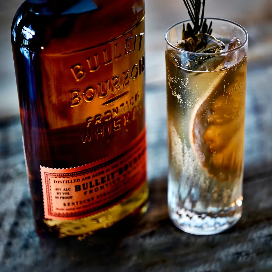 Bulleit 10 éves Bourbon Whiskey ajándék fém díszdobozban  45,6% 0,7 LITER