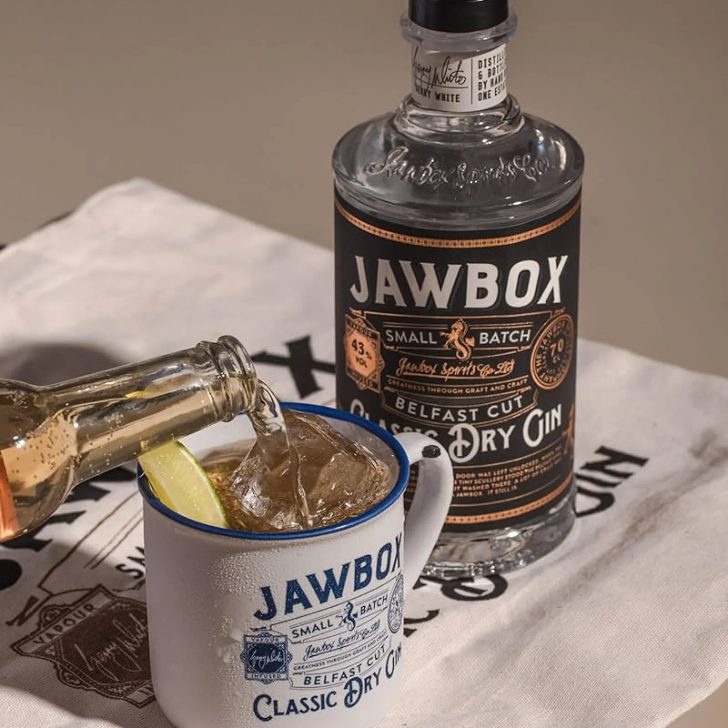 Jawbox Small Batch Gin díszdobozban + bögre 43% 0,7 LITER